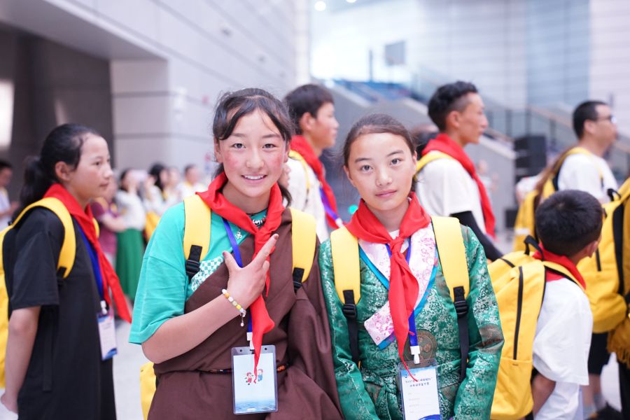 身著民族服裝的“三峽娃娃”。（攝影：秦鈴萌）